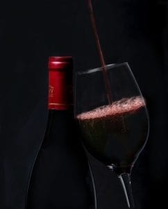 vinflaska och vinglas