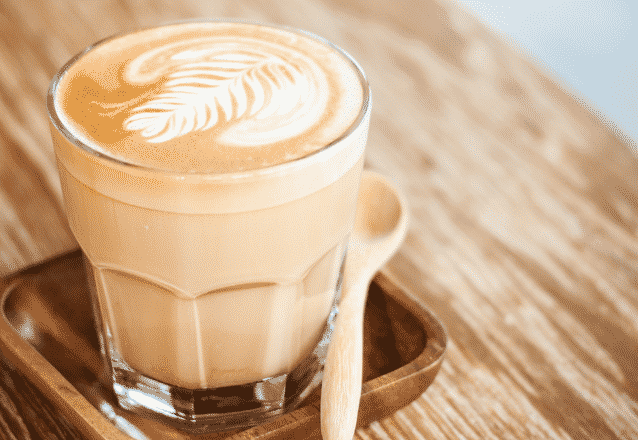 Du kan antingen använda ett glas eller en kopp för en kaffe med skummad mjölk - välj det som du tycker är bäst helt enkelt!